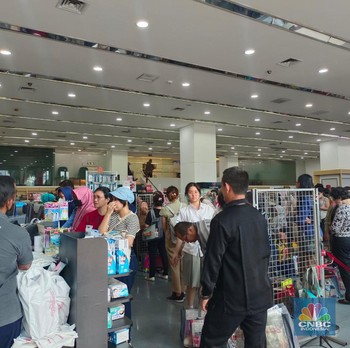 Penampakan Pengunjung Dilarang Masuk Toko Buku Gunung Agung