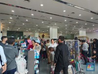 Penampakan Pengunjung Dilarang Masuk Toko Buku Gunung Agung