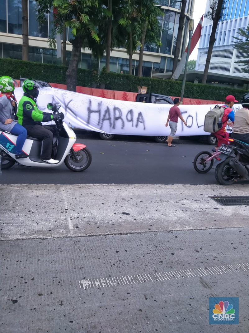 Sejumlah kurir lalamove melakukan aksi demonstrasi di depan kantor lalamove pada Kamis (31/8/2023). (CNBC Indonesia/Suhendra)