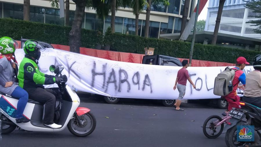 Sejumlah kurir lalamove melakukan aksi demonstrasi di depan kantor lalamove pada Kamis (31/8/2023). (CNBC Indonesia/Suhendra)