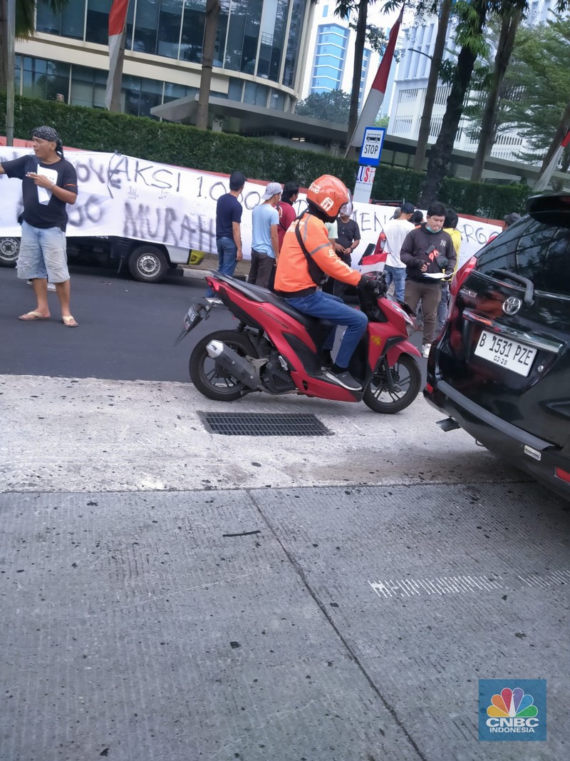 Sejumlah kurir lalamove melakukan aksi demonstrasi di depan kantor lalamove pada Kamis (31/8/2023). (CNBC Indonesia/Suhendra)
