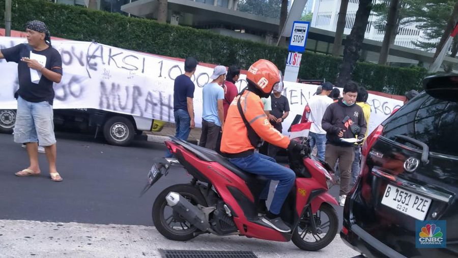 Sejumlah kurir lalamove melakukan aksi demonstrasi di depan kantor lalamove pada Kamis (31/8/2023). (CNBC Indonesia/Suhendra)