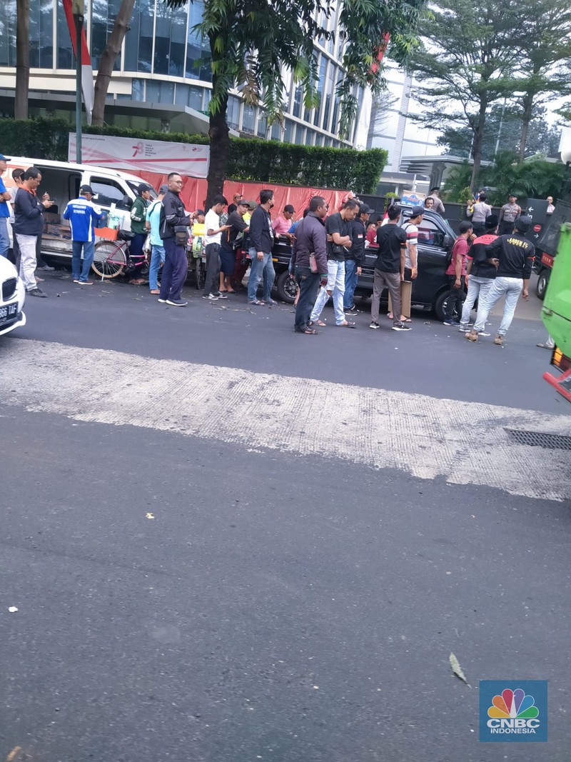Sejumlah kurir lalamove melakukan aksi demonstrasi di depan kantor lalamove pada Kamis (31/8/2023). (CNBC Indonesia/Suhendra)
