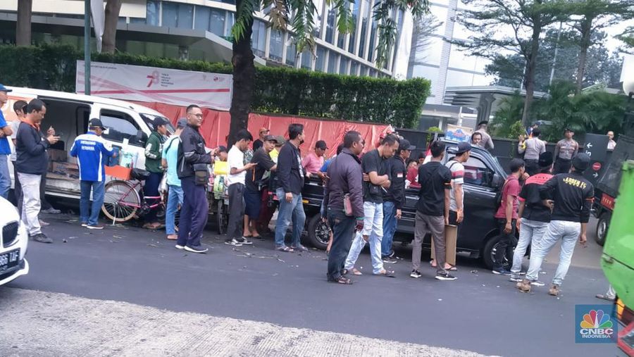 Sejumlah kurir lalamove melakukan aksi demonstrasi di depan kantor lalamove pada Kamis (31/8/2023). (CNBC Indonesia/Suhendra)