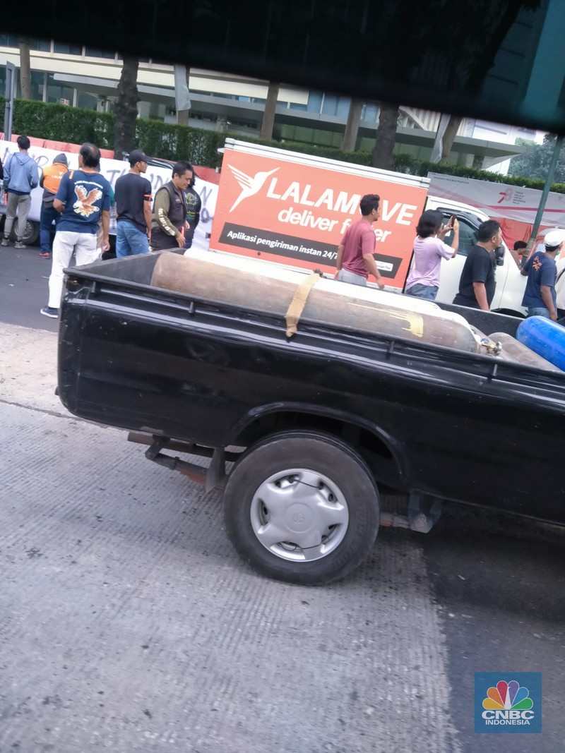 Sejumlah kurir lalamove melakukan aksi demonstrasi di depan kantor lalamove pada Kamis (31/8/2023). (CNBC Indonesia/Suhendra)