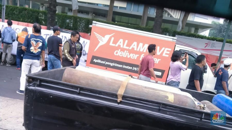 Sejumlah kurir lalamove melakukan aksi demonstrasi di depan kantor lalamove pada Kamis (31/8/2023). (CNBC Indonesia/Suhendra)