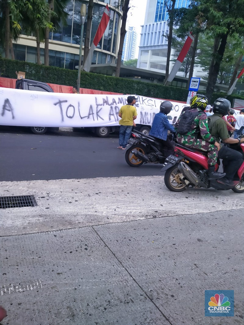 Sejumlah kurir lalamove melakukan aksi demonstrasi di depan kantor lalamove pada Kamis (31/8/2023). Sejumlah kurir lalamove melakukan aksi demonstrasi di depan kantor lalamove pada Kamis (31/8/2023). (CNBC Indonesia/Suhendra)