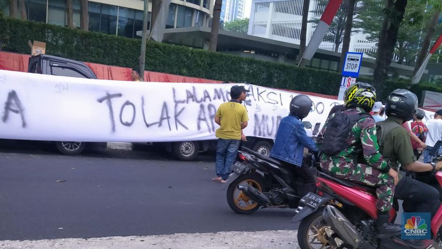 Sejumlah kurir lalamove melakukan aksi demonstrasi di depan kantor lalamove pada Kamis (31/8/2023). (CNBC Indonesia/Suhendra)