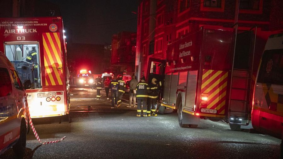 Setidaknya 73 orang meninggal dunia akibat kebakaran gedung lima lantai di Johannesburg, Afrika Selatan, pada Kamis (31/8). (X/@ODIRILERAM via REUTERS/X/@ODIRILERAM)