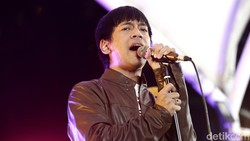 Rian DMASIV Kena Sembur Api Saat Manggung
