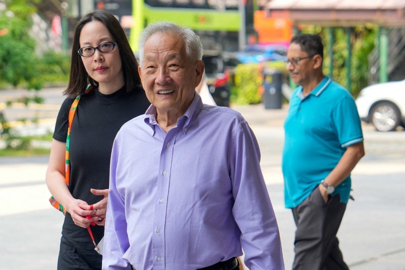 Warga Singapura tiba untuk memberikan suara di tempat pemungutan suara saat pemilihan presiden negara kota tersebut di Singapura pada tanggal 1 September 2023. Warga Singapura tiba untuk memberikan suara di tempat pemungutan suara saat pemilihan presiden negara kota tersebut di Singapura pada tanggal 1 September 2023. Warga Singapura akan pergi ke tempat pemungutan suara pada tanggal 1 September dalam pemilihan presiden pertama di negara kota tersebut dalam lebih dari satu dekade, dan pemungutan suara diawasi dengan ketat sebagai indikasi dukungan terhadap partai yang berkuasa setelah serangkaian skandal politik yang jarang terjadi. (Photo by Roslan RAHMAN / AFP)