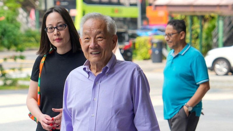 Warga Singapura tiba untuk memberikan suara di tempat pemungutan suara saat pemilihan presiden negara kota tersebut di Singapura pada tanggal 1 September 2023. Warga Singapura akan pergi ke tempat pemungutan suara pada tanggal 1 September dalam pemilihan presiden pertama di negara kota tersebut dalam lebih dari satu dekade, dan pemungutan suara diawasi dengan ketat sebagai indikasi dukungan terhadap partai yang berkuasa setelah serangkaian skandal politik yang jarang terjadi. (Photo by Roslan RAHMAN / AFP)
