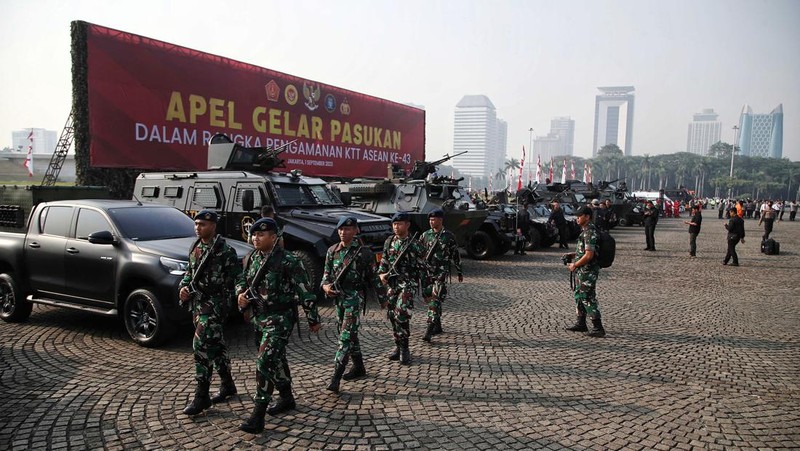 Kapolri Jenderal Listyo Sigit Prabowo bersama Panglima TNI Laksamana Yudo Margono memimpin Apel Gelar Pasukan Pengamanan KTT ASEAN ke-43 di Monas, Jakarta Pusat, Jumat (1/9/2023). (Dok. Detikcom/Azhar Bagas)