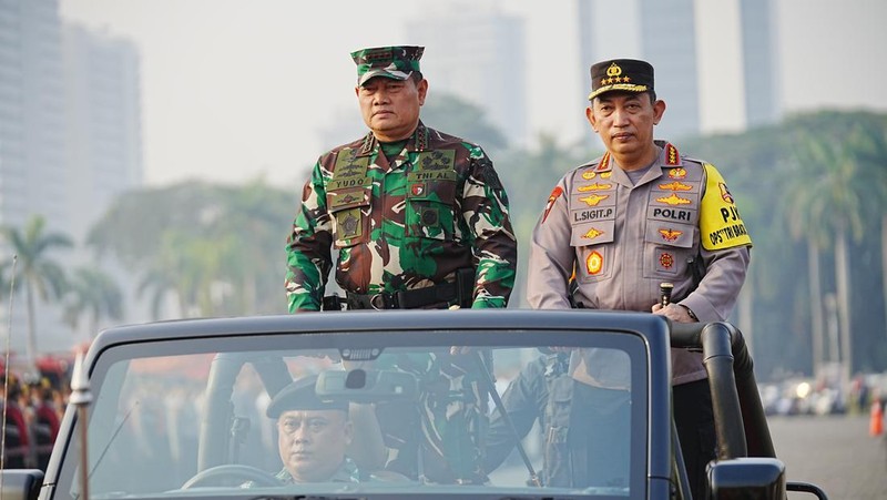 Kapolri Jenderal Listyo Sigit Prabowo bersama Panglima TNI Laksamana Yudo Margono memimpin Apel Gelar Pasukan Pengamanan KTT ASEAN ke-43 di Monas, Jakarta Pusat, Jumat (1/9/2023). (Dok. Detikcom/Azhar Bagas)