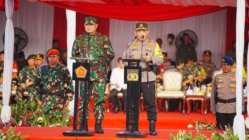 Kapolri Jenderal Listyo Sigit Prabowo bersama Panglima TNI Laksamana Yudo Margono memimpin Apel Gelar Pasukan Pengamanan KTT ASEAN ke-43 di Monas, Jakarta Pusat, Jumat (1/9/2023). (Dok. Detikcom/Azhar Bagas)