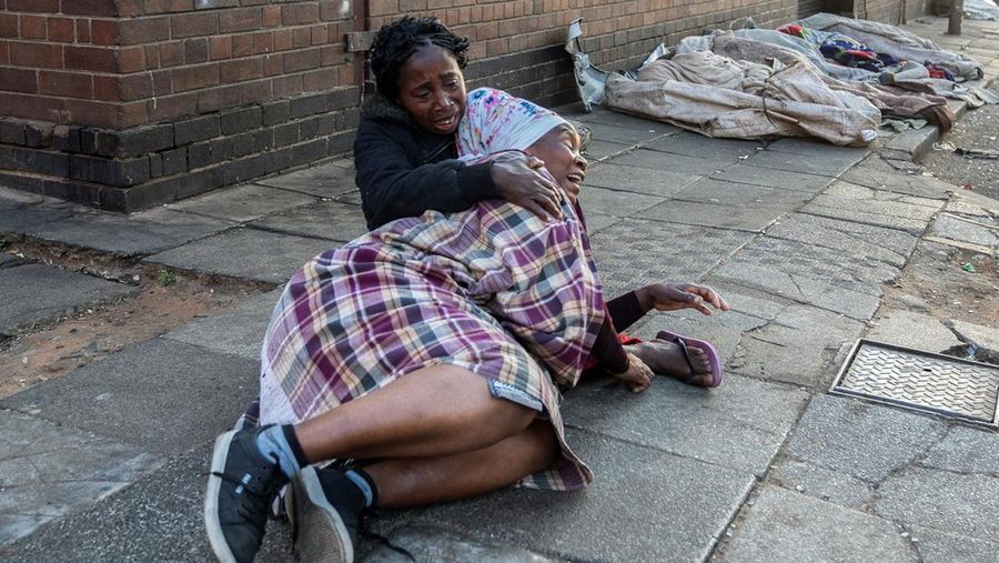 Setidaknya 73 orang meninggal dunia akibat kebakaran gedung lima lantai di Johannesburg, Afrika Selatan, pada Kamis (31/8). (X/@ODIRILERAM via REUTERS/X/@ODIRILERAM)