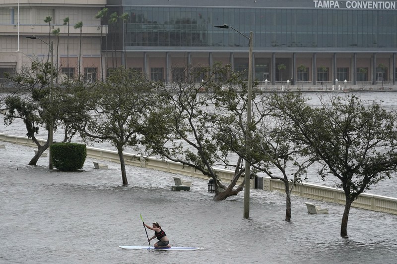 Negara bagian Florida di Amerika Serikat disapu Badai Tropis Idalia, yang membawa angin kencang hingga menyebabkan pemadaman listrik pada Rabu (31/8/2023) waktu setempat. (AP/Rebecca Blackwell)