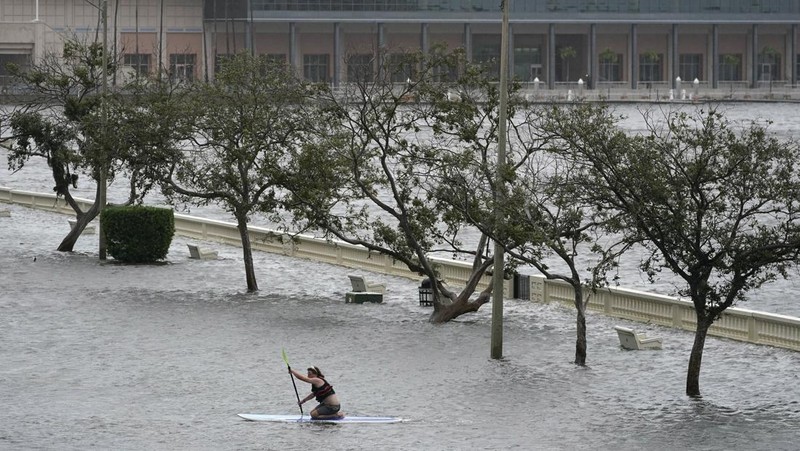 Negara bagian Florida di Amerika Serikat disapu Badai Tropis Idalia, yang membawa angin kencang hingga menyebabkan pemadaman listrik pada Rabu (31/8/2023) waktu setempat. (AP/Rebecca Blackwell)