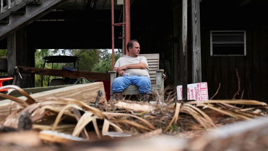 Negara bagian Florida di Amerika Serikat disapu Badai Tropis Idalia, yang membawa angin kencang hingga menyebabkan pemadaman listrik pada Rabu (31/8/2023) waktu setempat. (AP/Rebecca Blackwell)