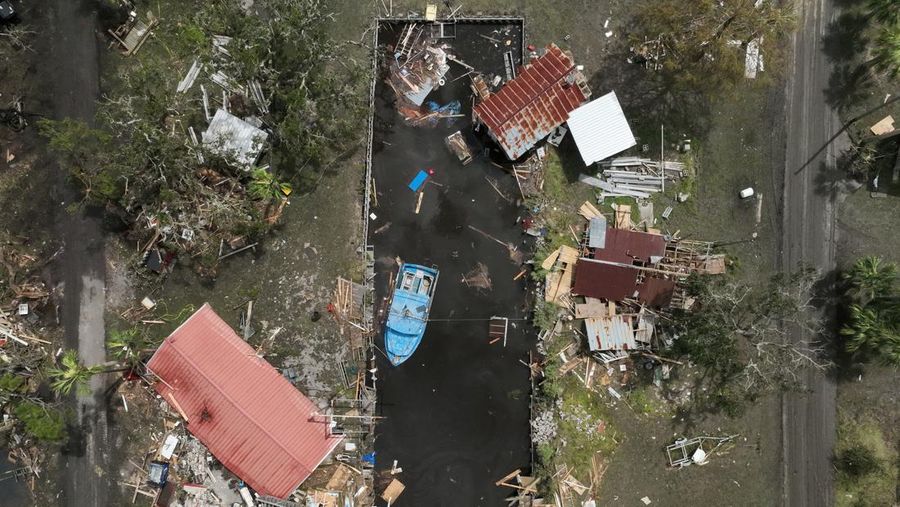 Negara bagian Florida di Amerika Serikat disapu Badai Tropis Idalia, yang membawa angin kencang hingga menyebabkan pemadaman listrik pada Rabu (31/8/2023) waktu setempat. (AP/Rebecca Blackwell)