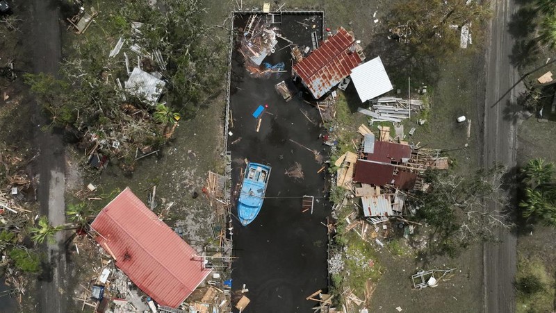 Negara bagian Florida di Amerika Serikat disapu Badai Tropis Idalia, yang membawa angin kencang hingga menyebabkan pemadaman listrik pada Rabu (31/8/2023) waktu setempat. (AP/Rebecca Blackwell)