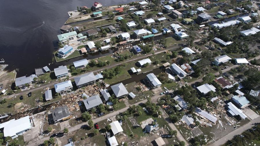 Negara bagian Florida di Amerika Serikat disapu Badai Tropis Idalia, yang membawa angin kencang hingga menyebabkan pemadaman listrik pada Rabu (31/8/2023) waktu setempat. (AP/Rebecca Blackwell)