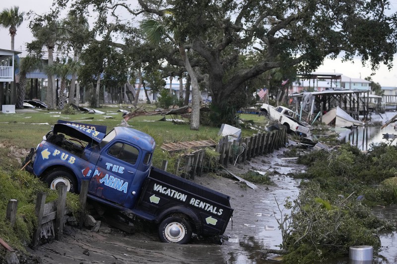 Negara bagian Florida di Amerika Serikat disapu Badai Tropis Idalia, yang membawa angin kencang hingga menyebabkan pemadaman listrik pada Rabu (31/8/2023) waktu setempat. (AP/Rebecca Blackwell)