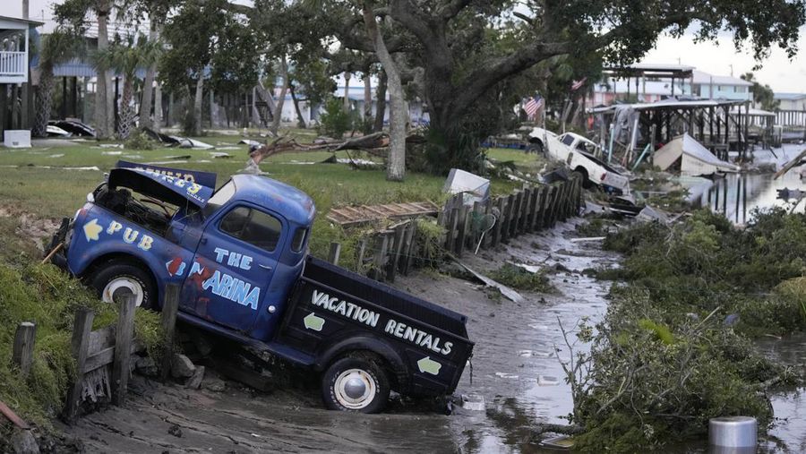 Negara bagian Florida di Amerika Serikat disapu Badai Tropis Idalia, yang membawa angin kencang hingga menyebabkan pemadaman listrik pada Rabu (31/8/2023) waktu setempat. (AP/Rebecca Blackwell)