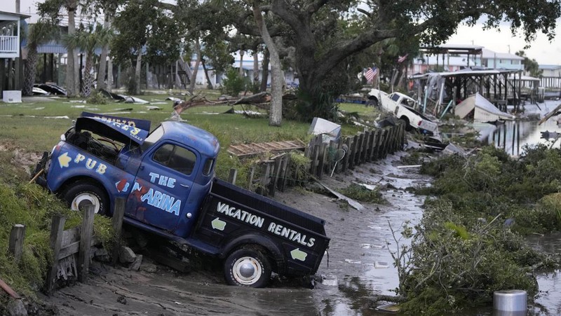 Negara bagian Florida di Amerika Serikat disapu Badai Tropis Idalia, yang membawa angin kencang hingga menyebabkan pemadaman listrik pada Rabu (31/8/2023) waktu setempat. (AP/Rebecca Blackwell)