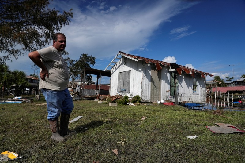Negara bagian Florida di Amerika Serikat disapu Badai Tropis Idalia, yang membawa angin kencang hingga menyebabkan pemadaman listrik pada Rabu (31/8/2023) waktu setempat. (AP/Rebecca Blackwell) Negara bagian Florida di Amerika Serikat disapu Badai Tropis Idalia, yang membawa angin kencang hingga menyebabkan pemadaman listrik pada Rabu (31/8/2023) waktu setempat. (AP/Rebecca Blackwell)