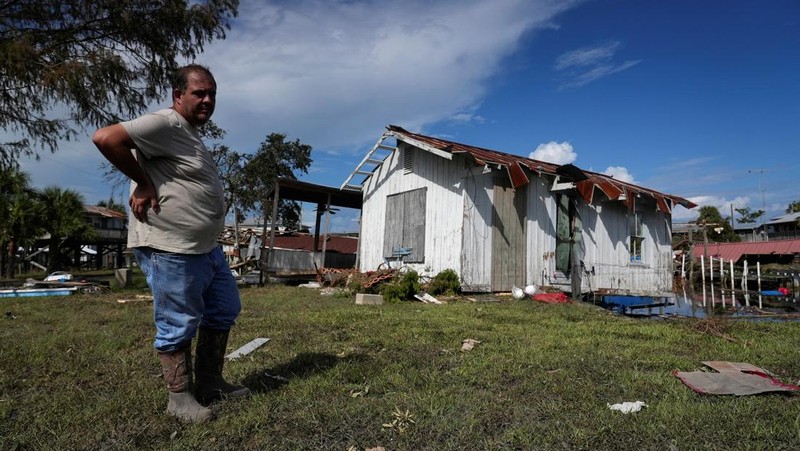 Negara bagian Florida di Amerika Serikat disapu Badai Tropis Idalia, yang membawa angin kencang hingga menyebabkan pemadaman listrik pada Rabu (31/8/2023) waktu setempat. (AP/Rebecca Blackwell)