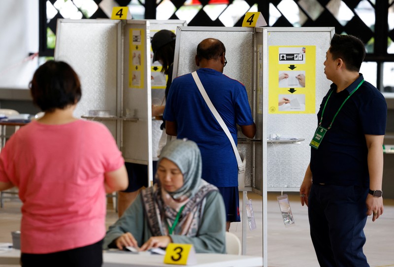 Warga Singapura tiba untuk memberikan suara di tempat pemungutan suara saat pemilihan presiden negara kota tersebut di Singapura pada tanggal 1 September 2023. Warga Singapura tiba untuk memberikan suara di tempat pemungutan suara saat pemilihan presiden negara kota tersebut di Singapura pada tanggal 1 September 2023. Warga Singapura akan pergi ke tempat pemungutan suara pada tanggal 1 September dalam pemilihan presiden pertama di negara kota tersebut dalam lebih dari satu dekade, dan pemungutan suara diawasi dengan ketat sebagai indikasi dukungan terhadap partai yang berkuasa setelah serangkaian skandal politik yang jarang terjadi. (Photo by Roslan RAHMAN / AFP)