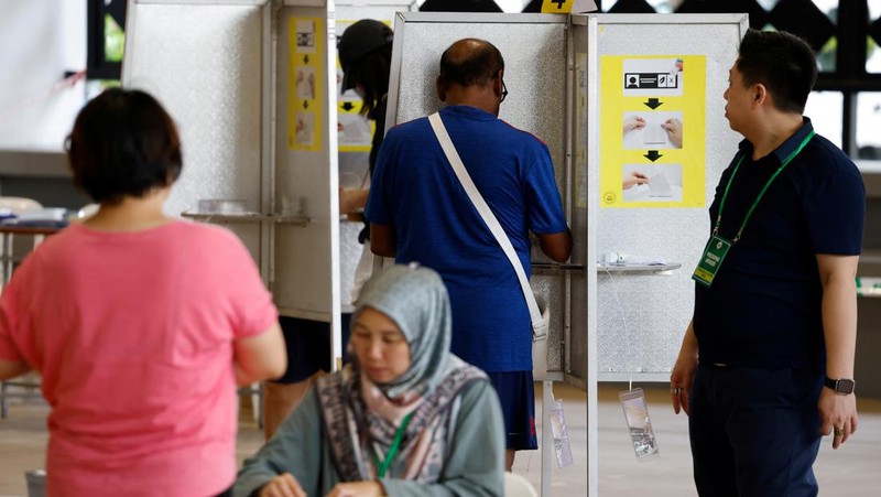 Warga Singapura tiba untuk memberikan suara di tempat pemungutan suara saat pemilihan presiden negara kota tersebut di Singapura pada tanggal 1 September 2023. Warga Singapura akan pergi ke tempat pemungutan suara pada tanggal 1 September dalam pemilihan presiden pertama di negara kota tersebut dalam lebih dari satu dekade, dan pemungutan suara diawasi dengan ketat sebagai indikasi dukungan terhadap partai yang berkuasa setelah serangkaian skandal politik yang jarang terjadi. (Photo by Roslan RAHMAN / AFP)
