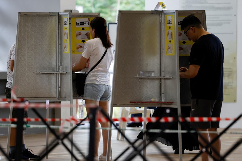 Warga Singapura tiba untuk memberikan suara di tempat pemungutan suara saat pemilihan presiden negara kota tersebut di Singapura pada tanggal 1 September 2023. Warga Singapura tiba untuk memberikan suara di tempat pemungutan suara saat pemilihan presiden negara kota tersebut di Singapura pada tanggal 1 September 2023. Warga Singapura akan pergi ke tempat pemungutan suara pada tanggal 1 September dalam pemilihan presiden pertama di negara kota tersebut dalam lebih dari satu dekade, dan pemungutan suara diawasi dengan ketat sebagai indikasi dukungan terhadap partai yang berkuasa setelah serangkaian skandal politik yang jarang terjadi. (Photo by Roslan RAHMAN / AFP)