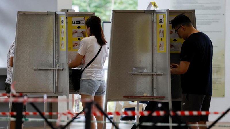 Warga Singapura tiba untuk memberikan suara di tempat pemungutan suara saat pemilihan presiden negara kota tersebut di Singapura pada tanggal 1 September 2023. Warga Singapura akan pergi ke tempat pemungutan suara pada tanggal 1 September dalam pemilihan presiden pertama di negara kota tersebut dalam lebih dari satu dekade, dan pemungutan suara diawasi dengan ketat sebagai indikasi dukungan terhadap partai yang berkuasa setelah serangkaian skandal politik yang jarang terjadi. (Photo by Roslan RAHMAN / AFP)
