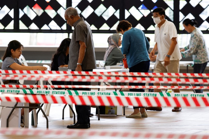 Warga Singapura tiba untuk memberikan suara di tempat pemungutan suara saat pemilihan presiden negara kota tersebut di Singapura pada tanggal 1 September 2023. Warga Singapura tiba untuk memberikan suara di tempat pemungutan suara saat pemilihan presiden negara kota tersebut di Singapura pada tanggal 1 September 2023. Warga Singapura akan pergi ke tempat pemungutan suara pada tanggal 1 September dalam pemilihan presiden pertama di negara kota tersebut dalam lebih dari satu dekade, dan pemungutan suara diawasi dengan ketat sebagai indikasi dukungan terhadap partai yang berkuasa setelah serangkaian skandal politik yang jarang terjadi. (Photo by Roslan RAHMAN / AFP)