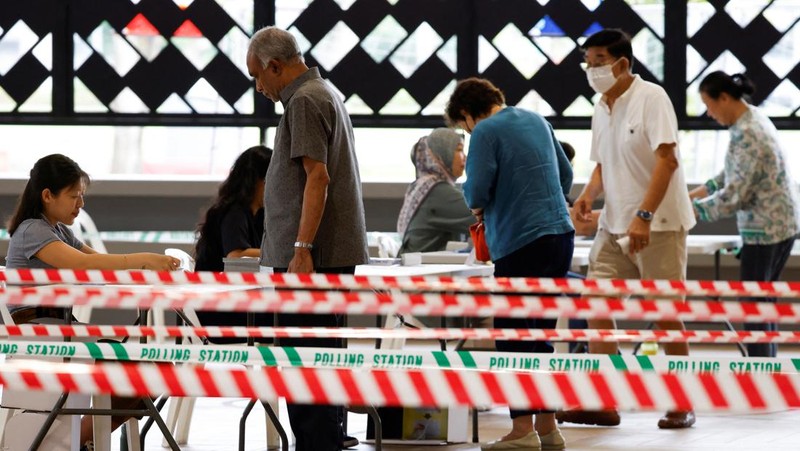 Warga Singapura tiba untuk memberikan suara di tempat pemungutan suara saat pemilihan presiden negara kota tersebut di Singapura pada tanggal 1 September 2023. Warga Singapura akan pergi ke tempat pemungutan suara pada tanggal 1 September dalam pemilihan presiden pertama di negara kota tersebut dalam lebih dari satu dekade, dan pemungutan suara diawasi dengan ketat sebagai indikasi dukungan terhadap partai yang berkuasa setelah serangkaian skandal politik yang jarang terjadi. (Photo by Roslan RAHMAN / AFP)