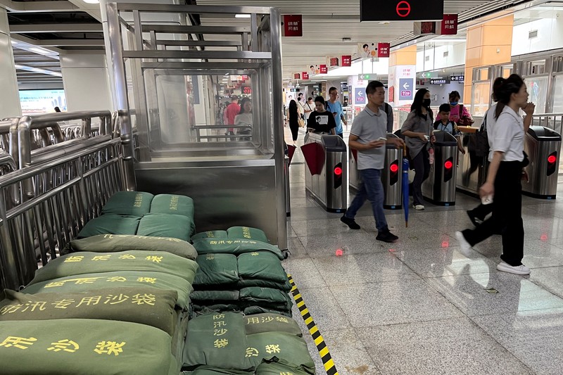 Masyarakat menghadapi angin kencang saat Topan Super Saola mendekat, di Hong Kong, Tiongkok 1 September 2023. Masyarakat menghadapi angin kencang saat Topan Super Saola mendekat, di Hong Kong, Tiongkok 1 September 2023. (REUTERS/Tyrone Siu)