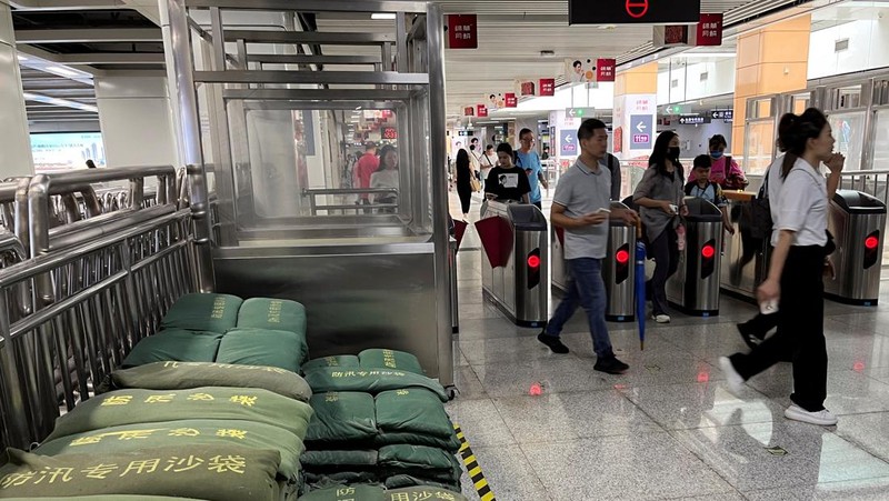 Masyarakat menghadapi angin kencang saat Topan Super Saola mendekat, di Hong Kong, Tiongkok 1 September 2023. (REUTERS/Tyrone Siu)