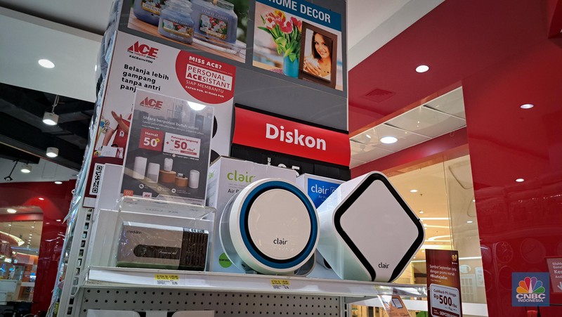 Pengunjung memilih produk Air Purifier atau pembersih udara yang dijual pada gerai Coway di Lotte Mall Jakarta, Jumat (1/9/2023). Pengunjung memilih produk Air Purifier atau pembersih udara yang dijual pada gerai Coway di Lotte Mall Jakarta, Jumat (1/9/2023). (CNBC Indonesia/Faisal Rahman)