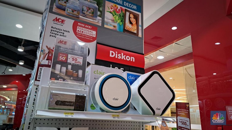 Pengunjung memilih produk Air Purifier atau pembersih udara yang dijual pada gerai Coway di Lotte Mall Jakarta, Jumat (1/9/2023). (CNBC Indonesia/Faisal Rahman)