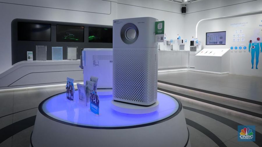 Pengunjung memilih produk Air Purifier atau pembersih udara yang dijual pada gerai Coway di Lotte Mall Jakarta, Jumat (1/9/2023). (CNBC Indonesia/Faisal Rahman)