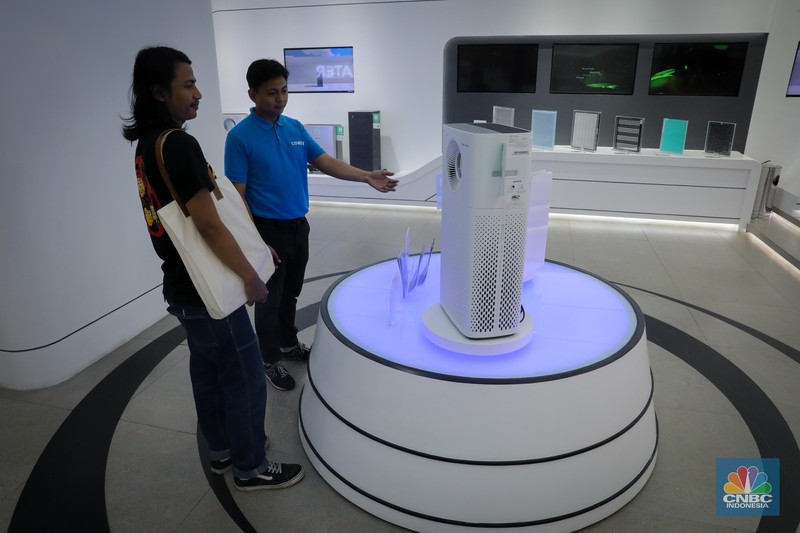 Pengunjung memilih produk Air Purifier atau pembersih udara yang dijual pada gerai Coway di Lotte Mall Jakarta, Jumat (1/9/2023). (CNBC Indonesia/Faisal Rahman)