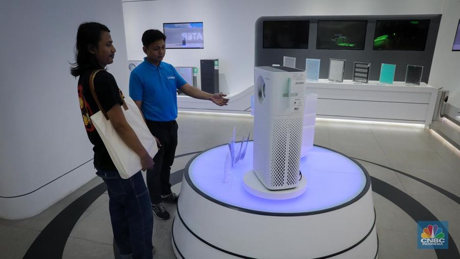 Pengunjung memilih produk Air Purifier atau pembersih udara yang dijual pada gerai Coway di Lotte Mall Jakarta, Jumat (1/9/2023). (CNBC Indonesia/Faisal Rahman)