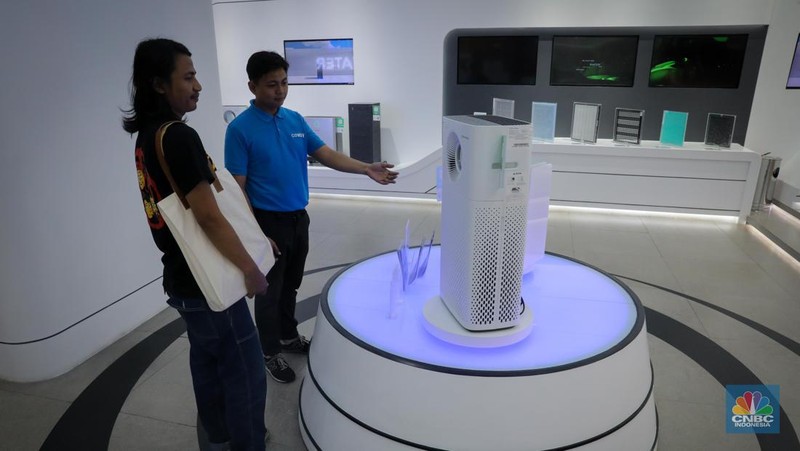 Pengunjung memilih produk Air Purifier atau pembersih udara yang dijual pada gerai Coway di Lotte Mall Jakarta, Jumat (1/9/2023). (CNBC Indonesia/Faisal Rahman)