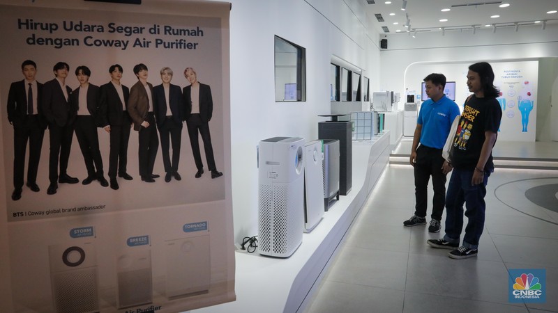 Pengunjung memilih produk Air Purifier atau pembersih udara yang dijual pada gerai Coway di Lotte Mall Jakarta, Jumat (1/9/2023). Pengunjung memilih produk Air Purifier atau pembersih udara yang dijual pada gerai Coway di Lotte Mall Jakarta, Jumat (1/9/2023). (CNBC Indonesia/Faisal Rahman)