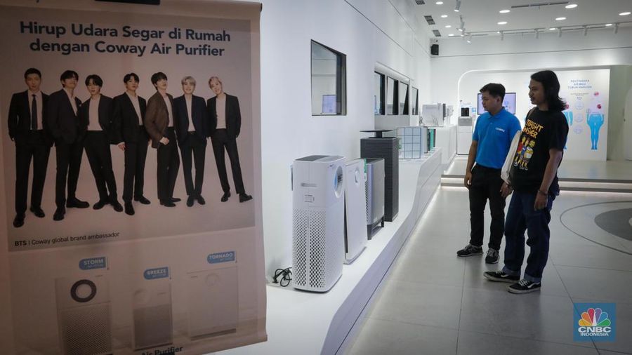 Pengunjung memilih produk Air Purifier atau pembersih udara yang dijual pada gerai Coway di Lotte Mall Jakarta, Jumat (1/9/2023). (CNBC Indonesia/Faisal Rahman)