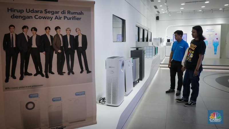 Pengunjung memilih produk Air Purifier atau pembersih udara yang dijual pada gerai Coway di Lotte Mall Jakarta, Jumat (1/9/2023). (CNBC Indonesia/Faisal Rahman)