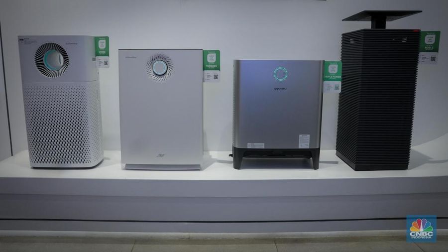 Pengunjung memilih produk Air Purifier atau pembersih udara yang dijual pada gerai Coway di Lotte Mall Jakarta, Jumat (1/9/2023). (CNBC Indonesia/Faisal Rahman)