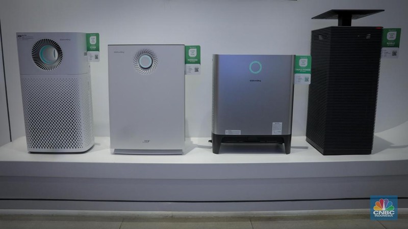 Pengunjung memilih produk Air Purifier atau pembersih udara yang dijual pada gerai Coway di Lotte Mall Jakarta, Jumat (1/9/2023). (CNBC Indonesia/Faisal Rahman)